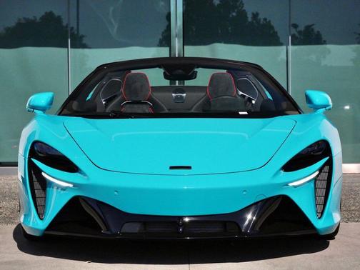 2026 McLaren Artura 