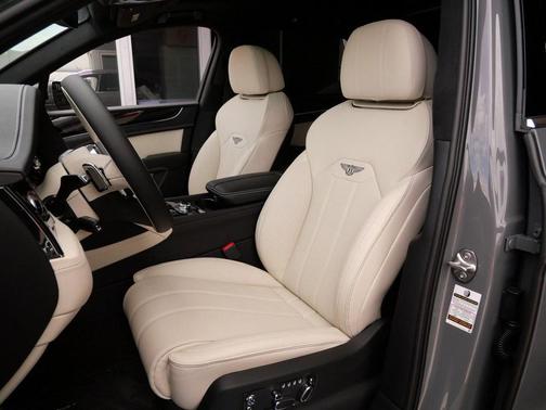 2025 Bentley Bentayga V8