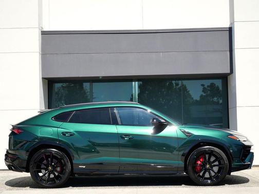 Verde Hydra 2024 Lamborghini Urus S