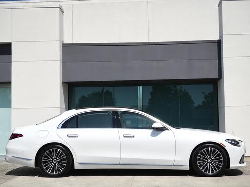 MANUFAKTUR Moonlight White Metallic 2025 Mercedes-Benz S-Class S 580e