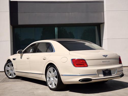Magnolia 2026 Bentley Flying Spur Azure