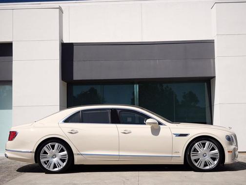 Magnolia 2026 Bentley Flying Spur Azure