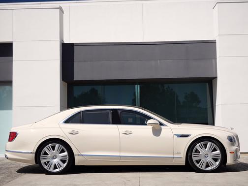 Magnolia 2026 Bentley Flying Spur Azure
