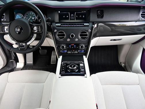 Tempest Gray 2024 Rolls-Royce Cullinan Black Badge