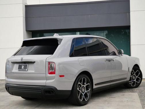 Tempest Gray 2024 Rolls-Royce Cullinan Black Badge