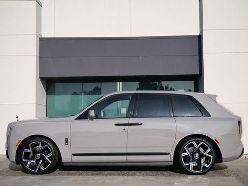 Tempest Gray 2026 Rolls-Royce Cullinan Black Badge