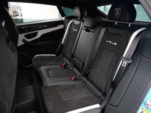 Blu Cepheus 2024 Lamborghini Urus S