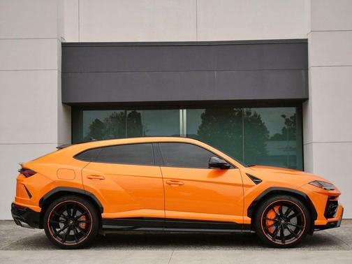 Arancio Borealis Pearl 2022 Lamborghini Urus Pearl Capsule