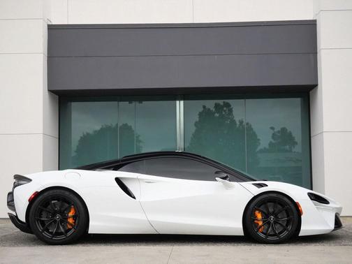 2024 McLaren Artura 