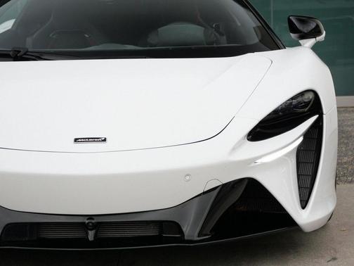 2024 McLaren Artura 