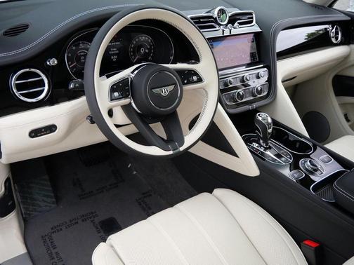 2025 Bentley Bentayga V8