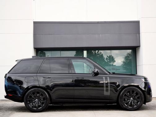 Santorini Black Metallic 2025 Land Rover Range Rover SE