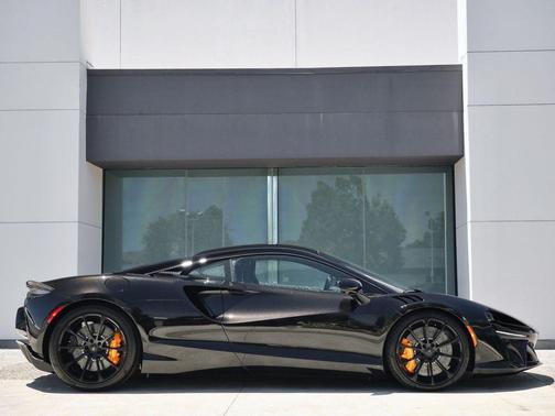 Onyx Black 2026 McLaren Artura