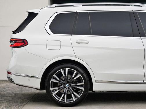Alpine White 2025 BMW X7 xDrive40i