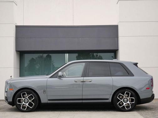 Burnout Gray 2023 Rolls-Royce Cullinan Black Badge