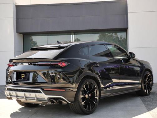 Nero Helene Metallic 2022 Lamborghini Urus