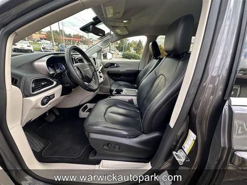 2022 Chrysler Pacifica Hybrid Touring L