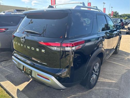 2025 Nissan Pathfinder SL 4WD