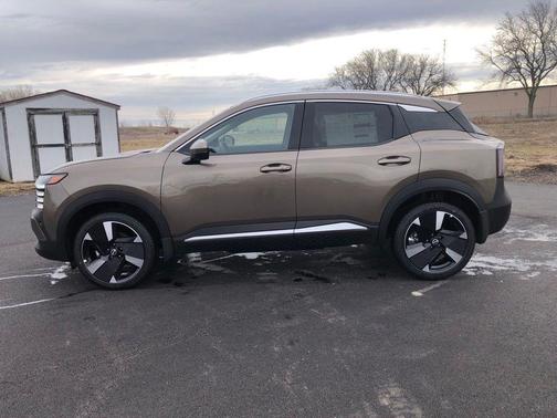 2025 Nissan Kicks SR