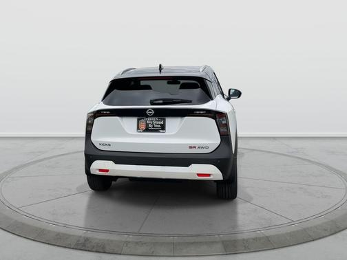 Aspen White Tricoat/Super Black 2026 Nissan Kicks SR