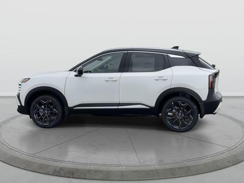 Aspen White Tricoat/Super Black 2026 Nissan Kicks SR