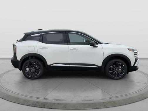 Aspen White Tricoat/Super Black 2026 Nissan Kicks SR