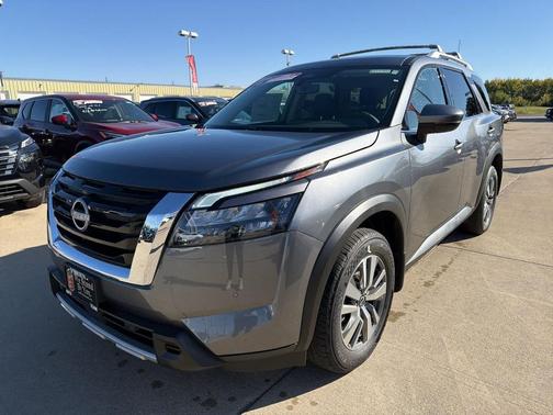 2025 Nissan Pathfinder SL 4WD
