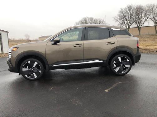 2025 Nissan Kicks SR