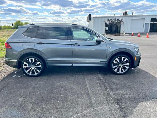 Platinum Gray Metallic 2020 Volkswagen Tiguan 2.0T SEL R-Line 4MOTION