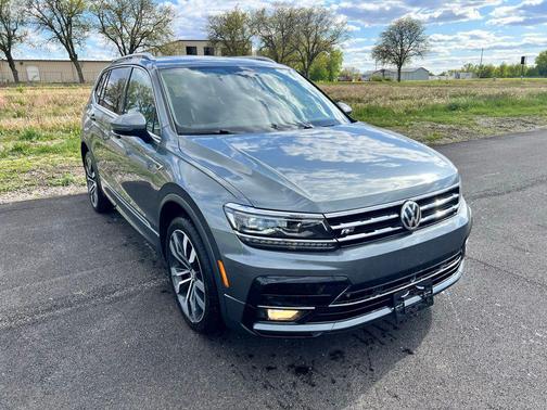 Platinum Gray Metallic 2020 Volkswagen Tiguan 2.0T SEL R-Line 4MOTION