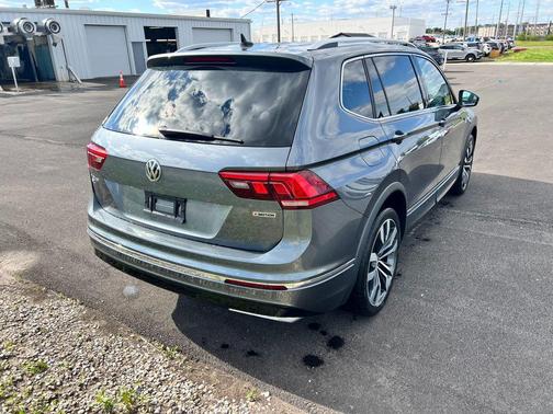 Platinum Gray Metallic 2020 Volkswagen Tiguan 2.0T SEL R-Line 4MOTION