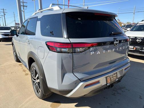 2025 Nissan Pathfinder Platinum 4WD