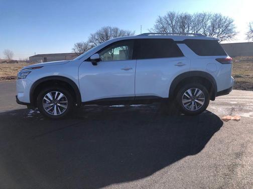 2025 Nissan Pathfinder SL 4WD