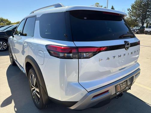 2025 Nissan Pathfinder Platinum 4WD