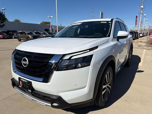 2025 Nissan Pathfinder Platinum 4WD