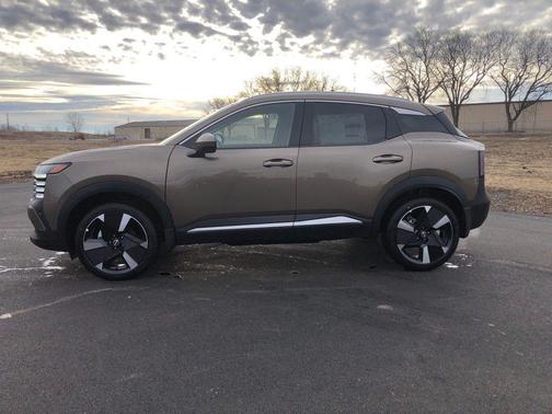 2025 Nissan Kicks SR