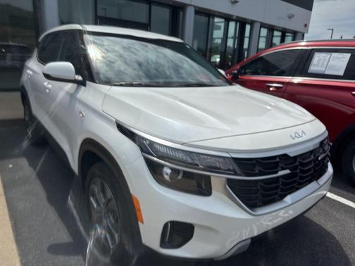 Snow White Pearl 2024 Kia Seltos LX