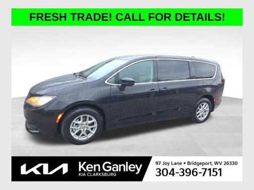 Diamond Black Crystal Pearlcoat 2024 Chrysler Voyager LX