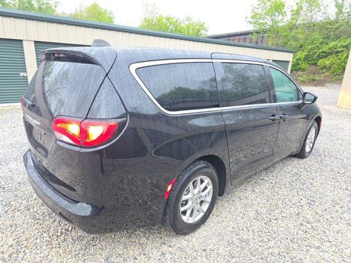 Diamond Black Crystal Pearlcoat 2024 Chrysler Voyager LX
