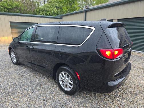 Diamond Black Crystal Pearlcoat 2024 Chrysler Voyager LX