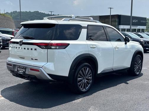 2023 Nissan Pathfinder SL 4WD