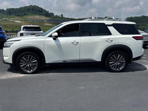 2023 Nissan Pathfinder SL 4WD