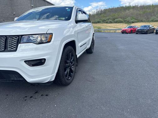 Bright White Clearcoat 2022 Jeep Grand Cherokee Laredo