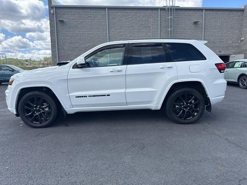 Bright White Clearcoat 2022 Jeep Grand Cherokee Laredo