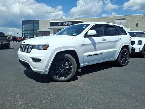 Bright White Clearcoat 2022 Jeep Grand Cherokee Laredo