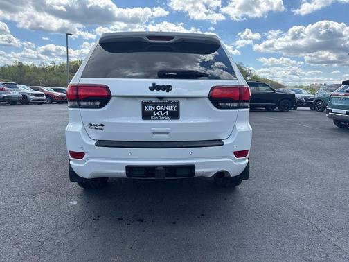 Bright White Clearcoat 2022 Jeep Grand Cherokee Laredo
