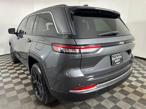 Baltic Gray Metallic Clearcoat 2022 Jeep Grand Cherokee Limited
