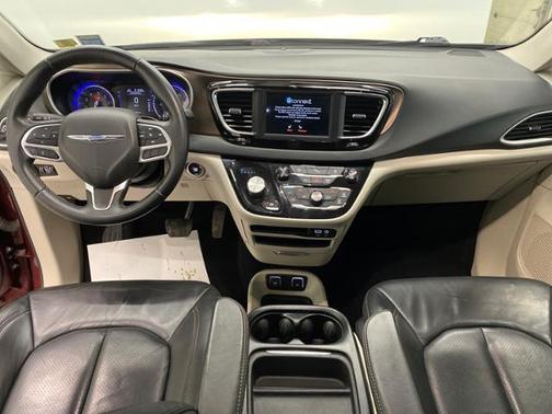Photo 5 of 46 of 2018 Chrysler Pacifica Touring-L