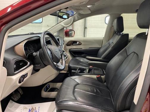 Photo 4 of 46 of 2018 Chrysler Pacifica Touring-L