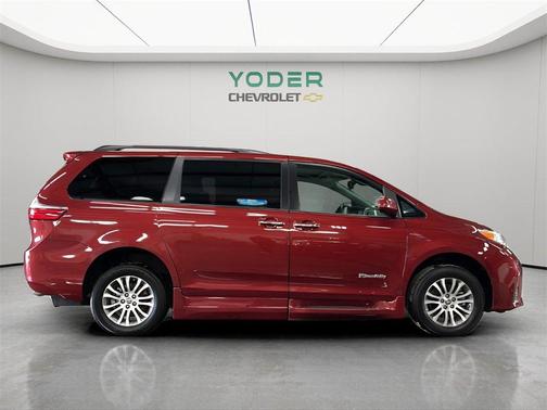 2020 Toyota Sienna XLE